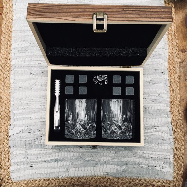 Whisky Stein Set mit Eiswürfeln aus Basalt Stein, Gläsern und Zange in toller Holzbox